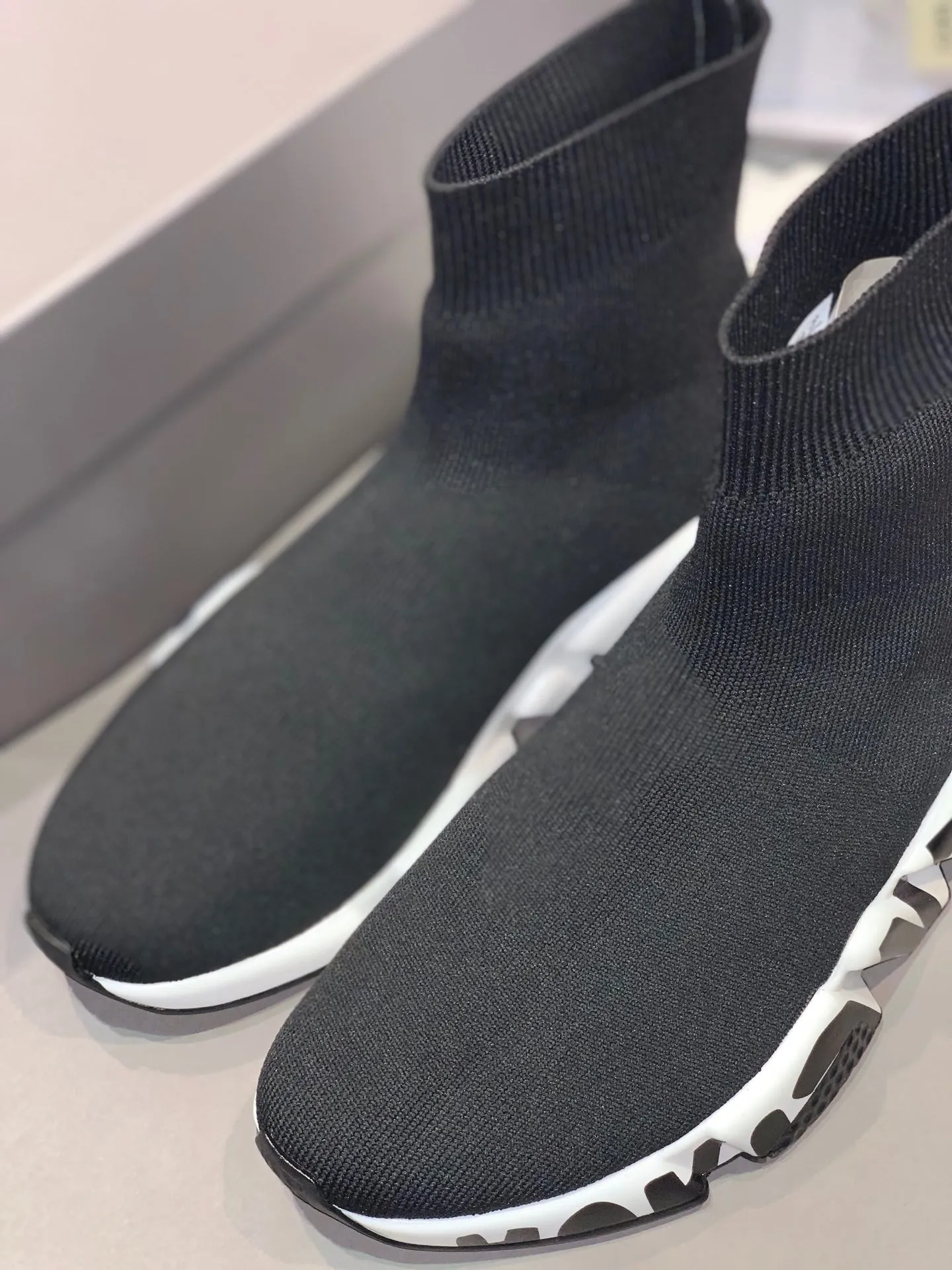 👟👟Ex-factory price 420👟👟 [Ready stock top version vacuum outsole] Balenciaga 👣Size: 35 36 37 38 39 40 41 42 43 44 45 [Socks in original packaging delivered] 🔥Balenciaga's "Speed" High-top sock-style sneakers are instantly recognizable and have ever-lasting popularity. This item is made in Italy from stretch knitted fabric. The rubber sole has excellent elasticity. Only half of the brand name printed on it is visible. Compared with the previous exaggerated and eye-catching style, it has a sense of "half-covering the face as if holding a pipa", and the brand's ingenuity in innovating the logo printing trend can also be seen.